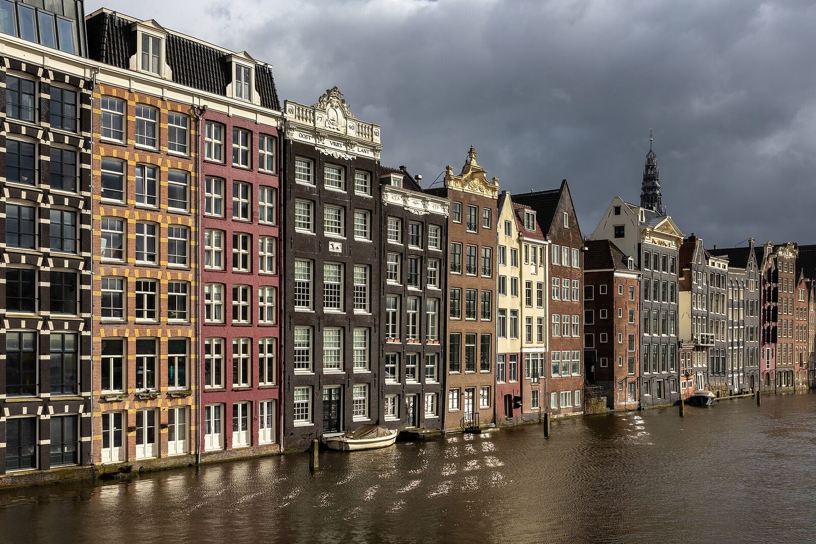 Grachtenhäuser am Damrak in Amsterdam