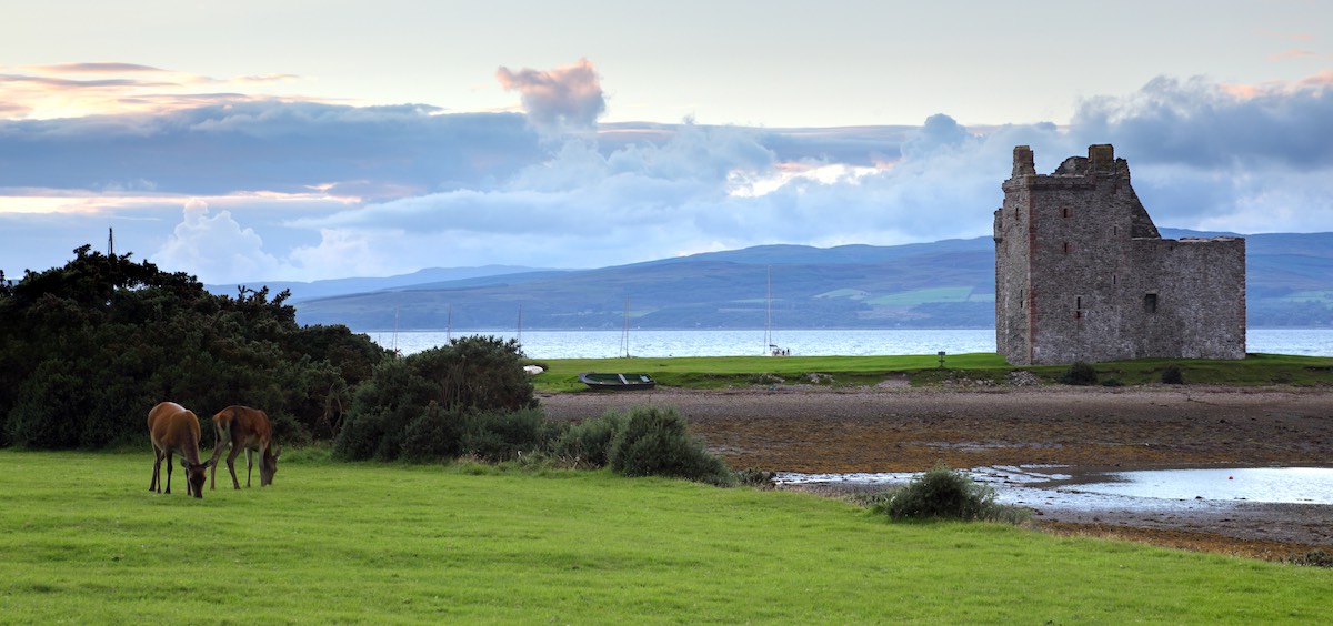 Schottische Küstenlandschaft mit Berg und Wasser