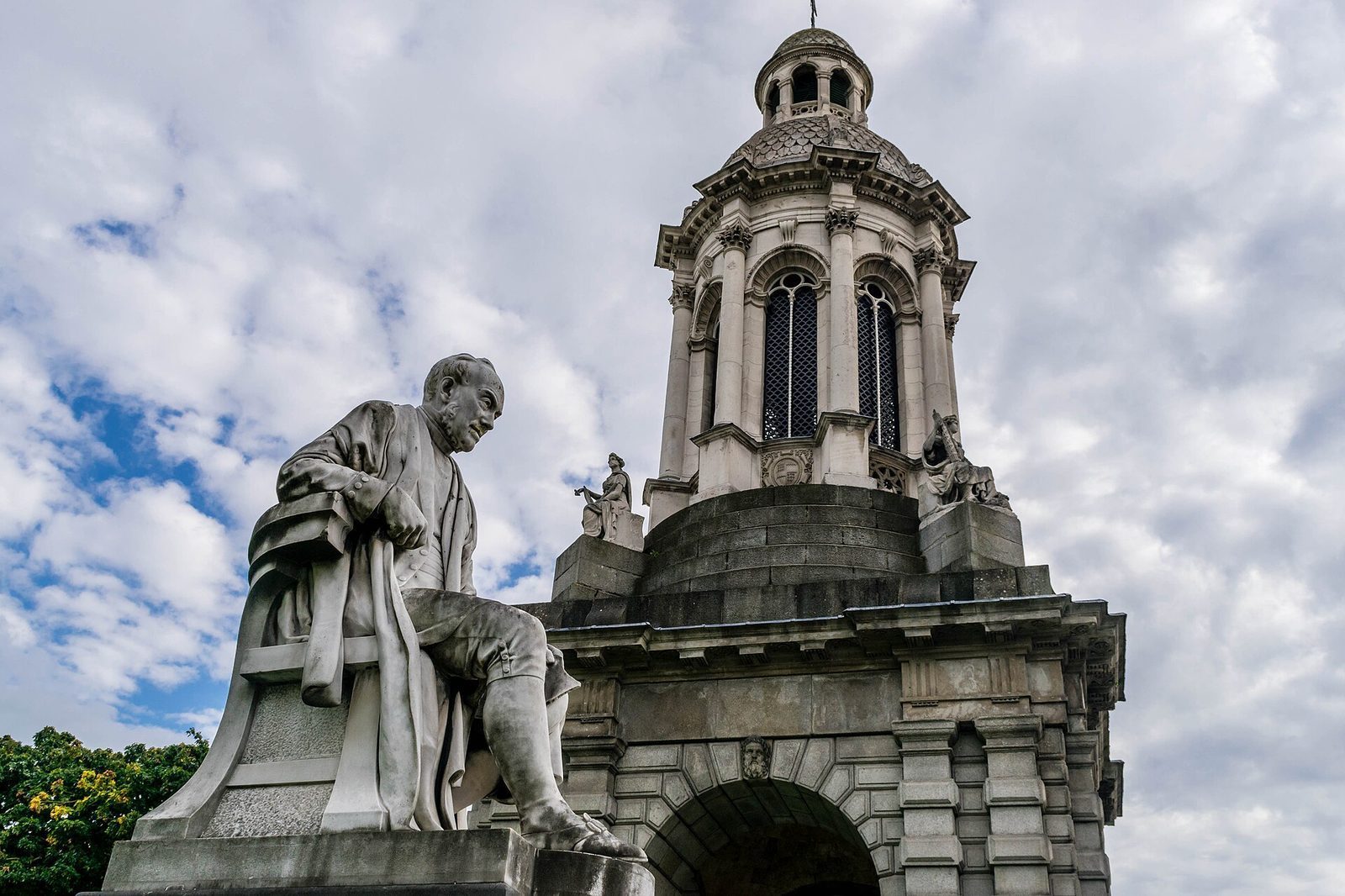 Campanile im Innenhof des Trinity College Dublin